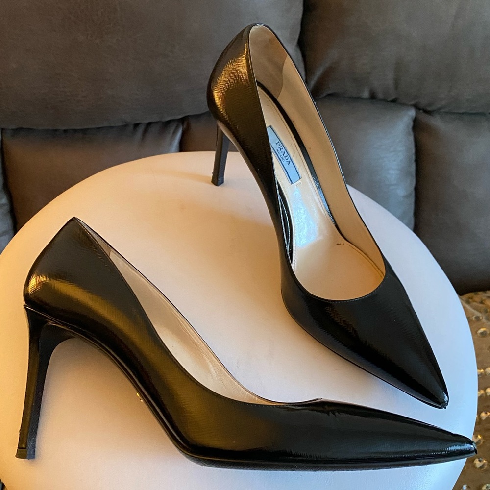 Prada saffiano patent leather classic point